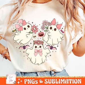 Może przedstawiać: Biały t-shirt z wzorem trzech uroczych duch&oacute;w w r&oacute;żowych kokardkach i wiankach z kwiat&oacute;w. Duchy są otoczone przez nietoperze, gwiazdy, słodycze i dynię. Wz&oacute;r idealnie nadaje się na Halloween.