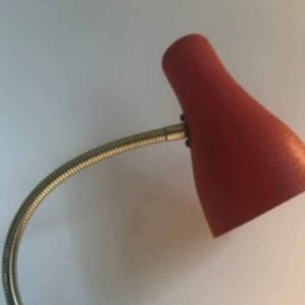 1970 Bauhaus Sis Licht lampe gooseneck en acier rare coloris, teinte rose saumon, base crème, ordre de travail complet . Une belle pièce .