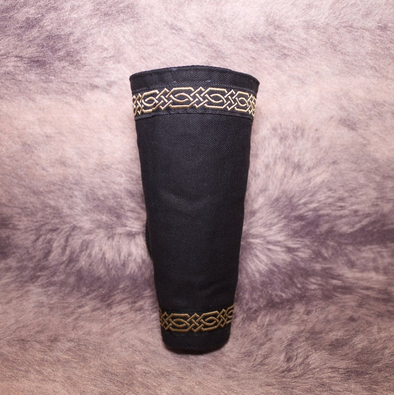 Paire manchettes noires unisexe en tissu avec galon médiéval celtique idéal larp, GN, cosplay image 2