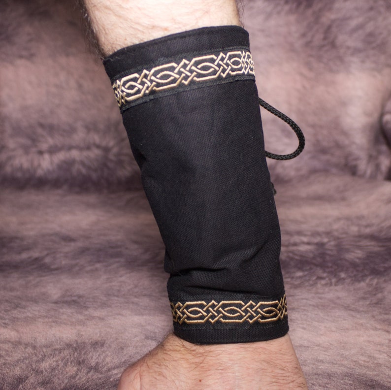 Paire manchettes noires unisexe en tissu avec galon médiéval celtique idéal larp, GN, cosplay image 4