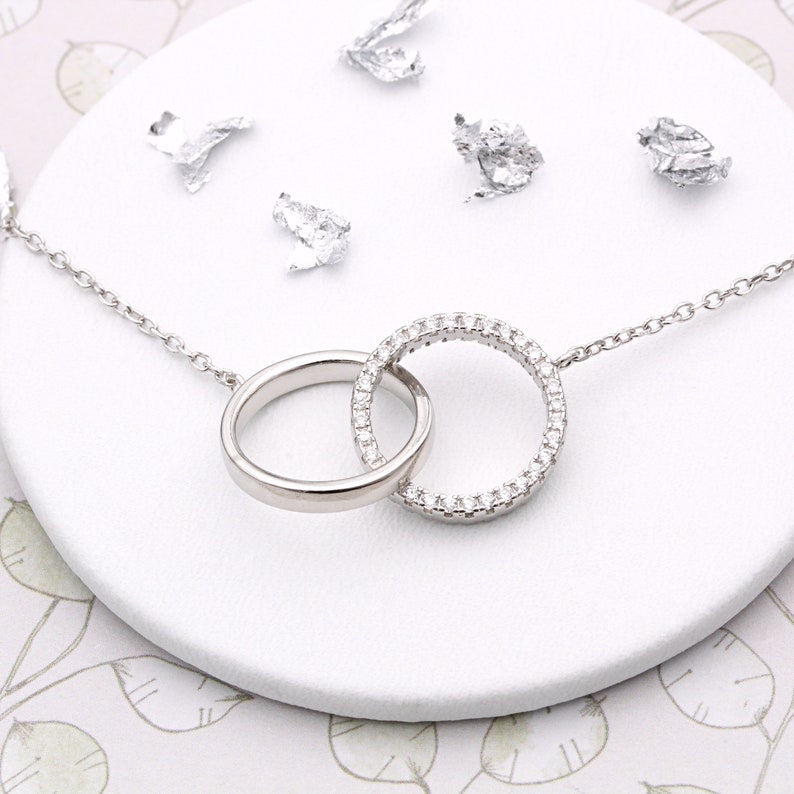 Collar de círculos entrelazados de plata de ley y circonitas cúbicas imagen 1