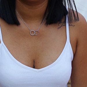 Collar de círculos entrelazados de plata de ley y circonitas cúbicas imagen 2
