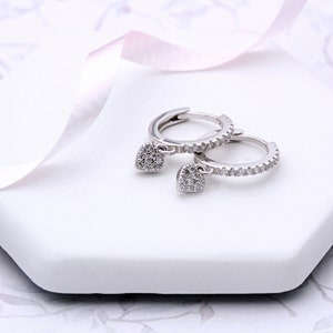 Huggie-oorringen van sterlingzilver en zirkonia met klein hartje (niet-retourneerbaar)