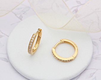 Aros pequeños de 13 mm con circonitas cúbicas y oro vermeil de 18 quilates (no retornables)