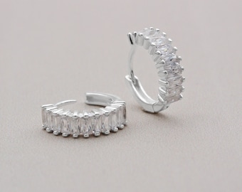 Orecchini Huggie in argento con mini stelle di zirconi cubici / argento sterling 925 / placcato oro 14 carati - Italia