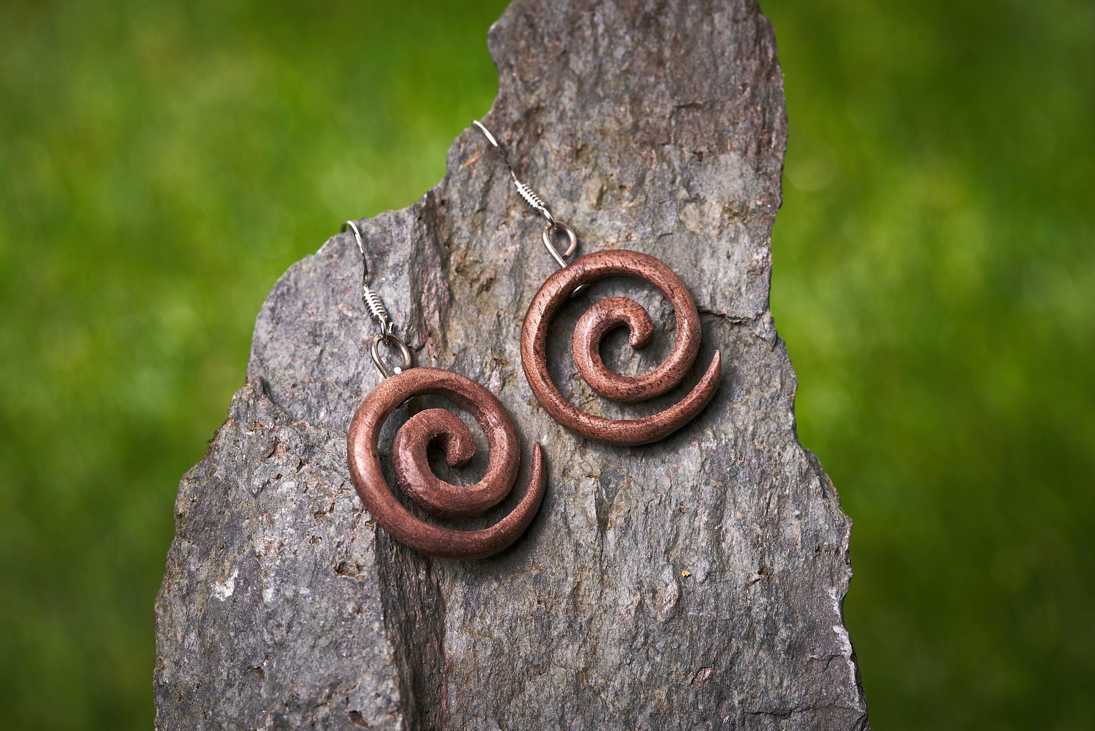Boucles d'oreilles cerclés en or végétal et fibre de palmier en spirale