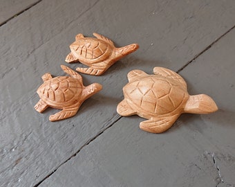 Familia de tortugas marinas de madera de Jenpinis tallada a mano, acabado en cera de abejas