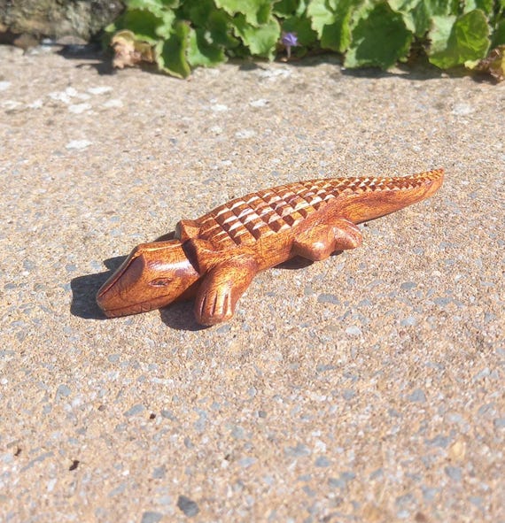 かわいいけれど獰猛な手作りの木製ワニ。高水準で彫刻され、新しい家を 