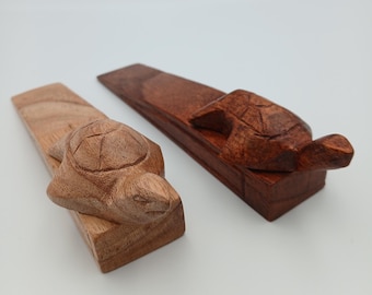 Handmade hardwood Door wedge with a cute carved Turtle sitting on top available in 2 colours. (17x6cm)