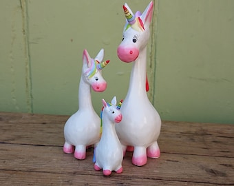 Familia de unicornios de madera tallada y pintada a mano, decoración arcoíris (20/15/10 cm)