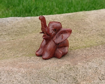 Pequeño elefante sentado hecho a mano, tallado con un alto nivel de calidad, con una fantástica cantidad de detalles y acabado con un suave pulido de cera de abejas (6 cm)