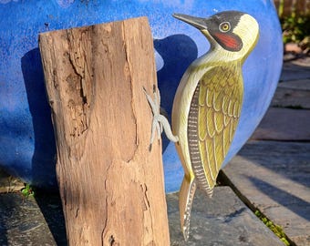 Maravilloso pájaro carpintero verde de madera, hecho a mano y pintado individualmente, de gran realismo, posado sobre una base de madera flotante (30 cm).