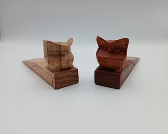 Handmade hardwood Door wedge with a cute carved owl sitting on top available in 2 colours. (17x6cm)