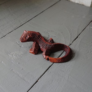 Small hand carved komodo lizard with a fantastic amount of detail for such a small item,stained and polished to a high standard (10cm)