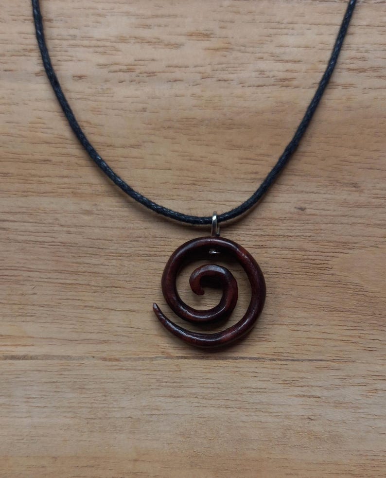Bellissimo ciondolo a spirale fatto a mano in legno riciclato appeso a un laccio regolabile in cotone cerato e misura 2,5 cm