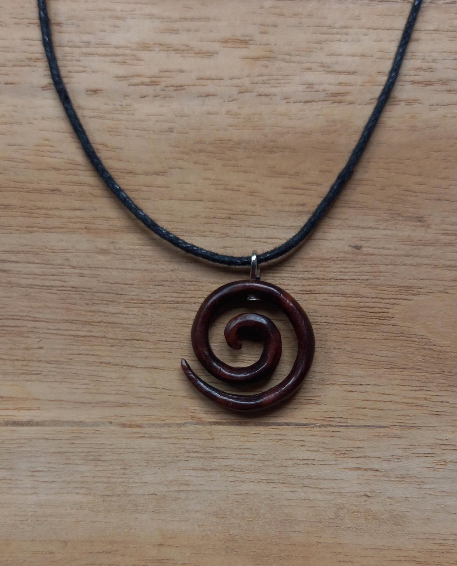 Bellissimo ciondolo a spirale fatto a mano in legno riciclato appeso a un laccio regolabile in cotone cerato e misura 2,5 cm