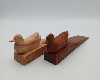 Handmade hardwood Door wedge with a cute carved Duck sitting on top available in 2 colours. (17x6cm)