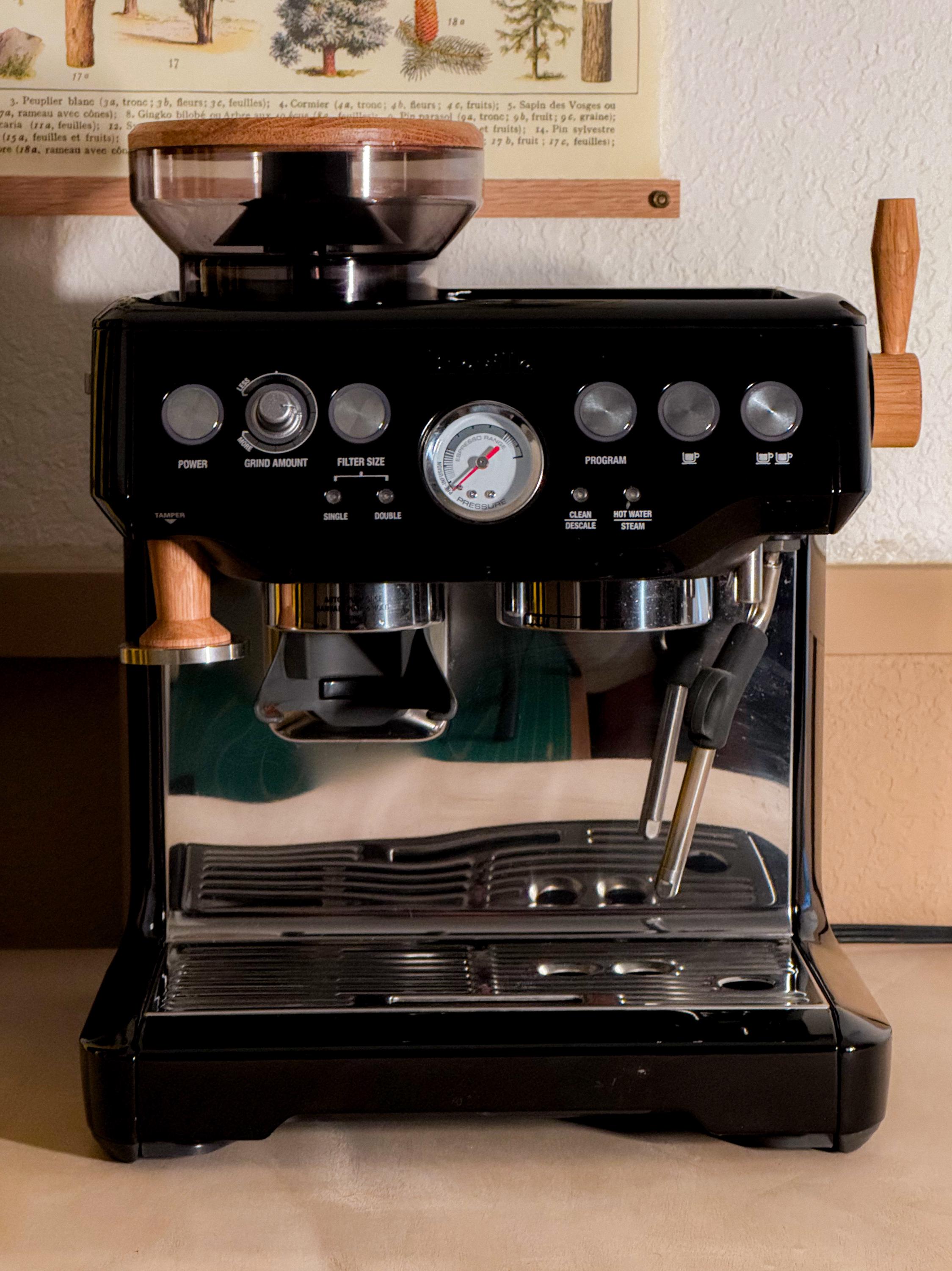 Normcore 53,3 mm Espresso Koffie Tamper V4, Veerbelaste Tamper met Titanium PVD Coating Platte Basis voor Breville Sage 54 mm Portafilters, Echt Amerikaans Walnoot Handvat