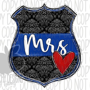 Peut inclure: Un badge de police bleu et noir avec un "Mme" blanc et un cœur rouge. Le badge a un motif damassé noir et blanc.