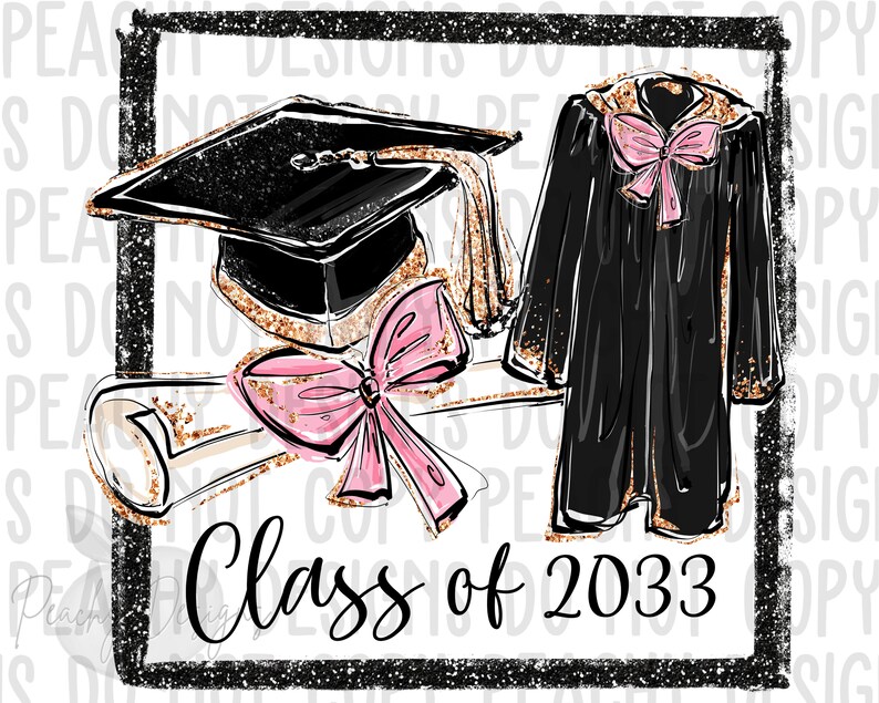 K&ouml;nnte beinhalten: Eine schwarze Abschluss-Kappe und -Gown mit einer rosa Schleife, eine Diplomurkunde und der Text "Class of 2023" auf wei&szlig;em Hintergrund mit goldenem Glitzer.