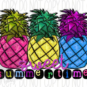 Può includere: Tre ananas con cime e corpi di colori diversi. L'ananas a sinistra è rosa con una cima verde, l'ananas al centro è gialla con una cima verde e l'ananas a destra è blu con una cima viola. Il testo "sweet summertime" è scritto sotto gli ananas.