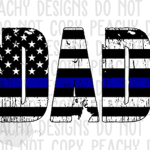 Puede incluir: Un diseño de bandera estadounidense en blanco y negro desgastado con una franja azul, deletreando la palabra "DAD".