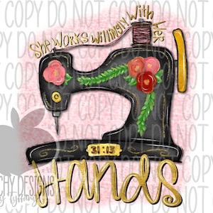 Könnte beinhalten: Eine schwarze Nähmaschine mit goldenen Akzenten und rosa Blumen. Die Maschine hat eine Spule mit Garn und eine Nadel. Der Text "She works willingly with her hands" und "31:13" befinden sich auf der Maschine. Der Hintergrund ist rosa.