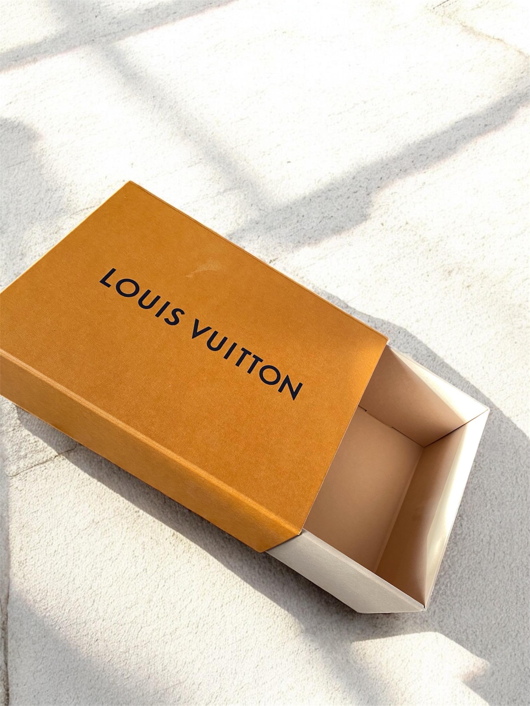 LOUIS VUITTON オレンジボックス Louis Vuitton x Nike Air Force One | Exclusive Auction