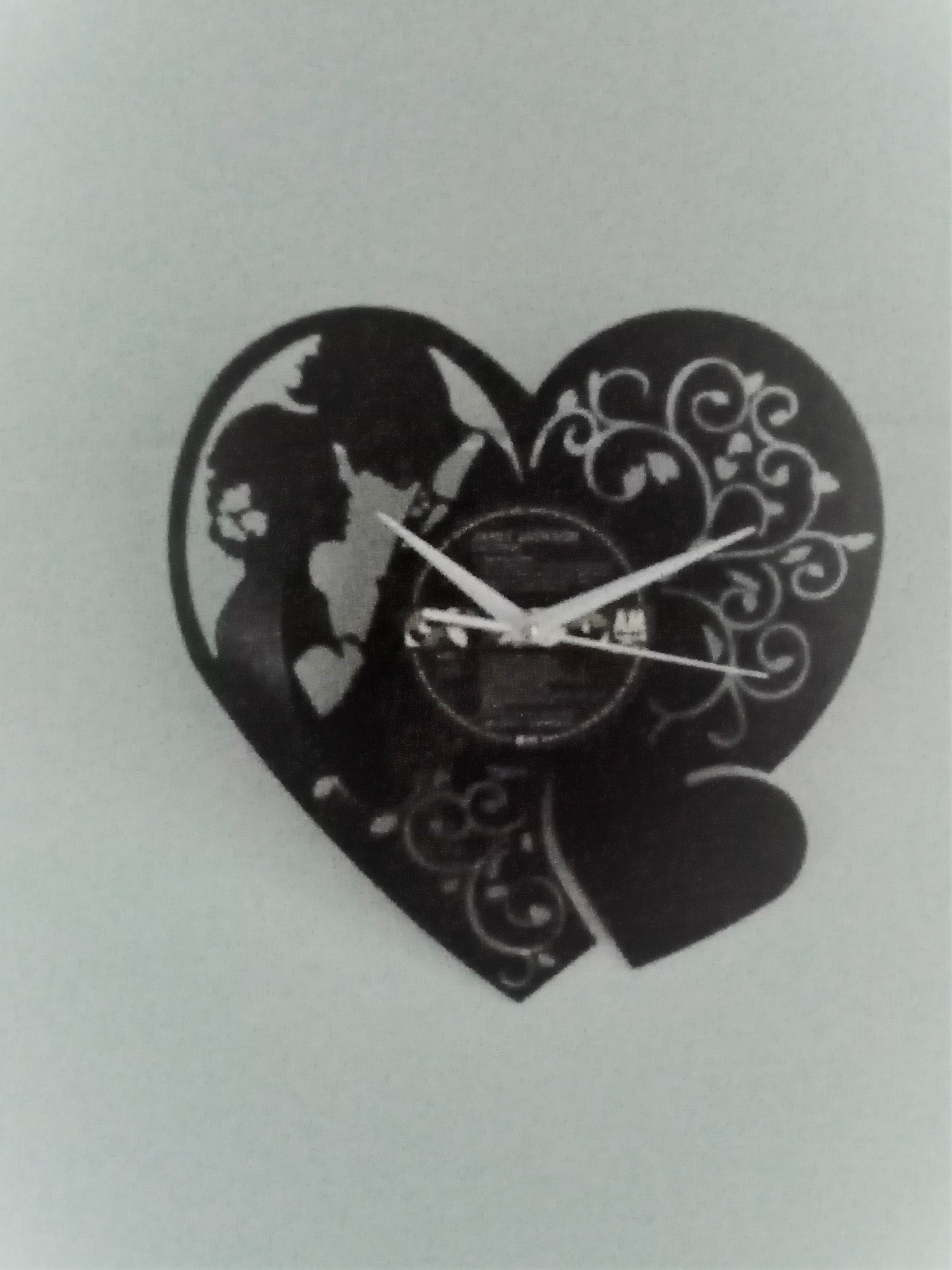 Horloge Murale Disque Vinyle Découpe Laser Couple Dans Un Coeur