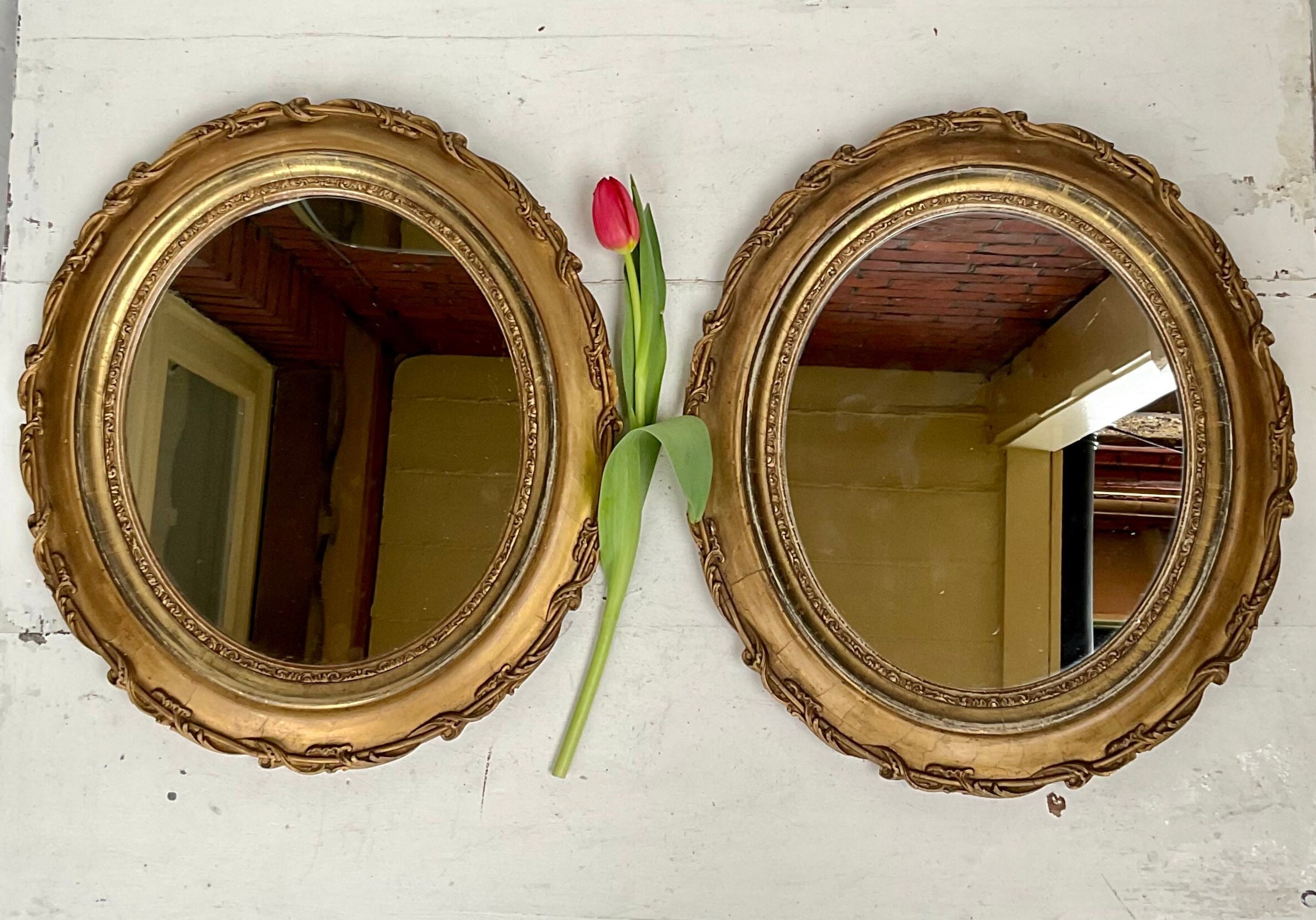 Paire de 19Ème Siècle Allemand Antique Orné Mur Suspendu Miroirs Ovales Doré Décoratif