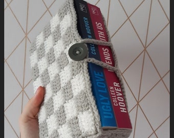 checkered book case,crochet book sleeve,aesthetic book case,pinterest crochet book case,book bag,book accessories,book cover,book etui