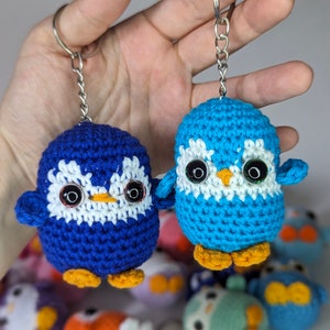 Charmant lot de porte-clés pingouin au crochet avec cartes-cadeaux - Couleurs assorties, lot de 10 pingouins, cadeau pour amis, cadeau pour collègues
