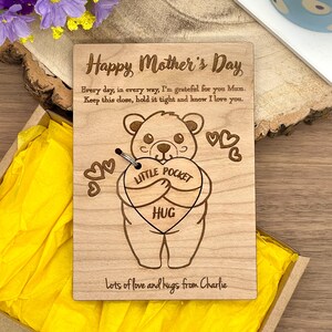 Hölzerne Postkarte der glücklichen Mutter Tagesmit Taschen-Umarmungs-Schlüsselring, graviertes Geschenk für Mama Bärnumarmung