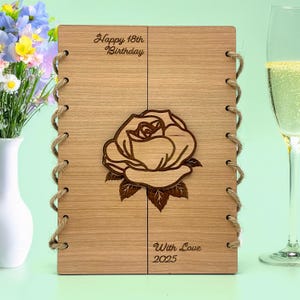 Carte d'anniversaire en bois faite main découpée au laser, souvenir personnalisé de 21e anniversaire, carte gatefold rose en bois de cerisier nom/âge personnalisé et poème gravé