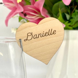 Nomes de mesa para recepção de casamento, cartões de nome personalizados para jantar, assentos para eventos, corações gravados em madeira, borda de vidro, nomes pendurados