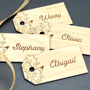 Nomi per tavoli nuziali incisi in legno, targhette con nome tagliate al laser, bomboniere personalizzate, bellissime decorazioni rustiche per la tavola in legno