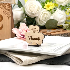 Nomes de locais de casamento de trevo de madeira, lembrancinhas personalizadas cortadas a laser, linda decoração de mesa rústica de carvalho ou nogueira, plano de assentos para festas