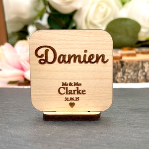 Nomes de locais de casamento quadrados de madeira, lembrancinhas personalizadas cortadas a laser, linda decoração de mesa rústica de carvalho ou nogueira, plano de assentos para festas