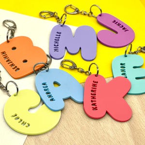 Llavero acrílico personalizado con nombre, letra inicial gruesa, etiqueta para mochila, calcetín navideño, regalo de cumpleaños o de vuelta al cole.