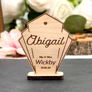 Nomes de lugares de casamento em madeira estilo Art Déco, lembrancinhas personalizadas cortadas a laser, linda decoração de mesa rústica em carvalho ou nogueira, plano de assentos para festas