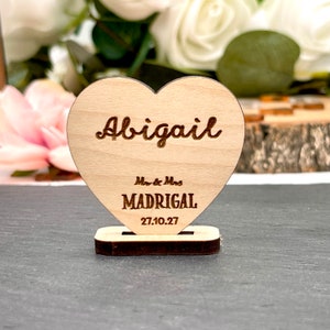 Nomes de lugares de casamento com coração de madeira, lembranças personalizadas cortadas a laser, linda decoração de mesa rústica de carvalho ou nogueira, plano de assentos para festas