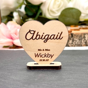 Nomes de lugares de casamento com coração de madeira, lembranças personalizadas cortadas a laser, linda decoração de mesa rústica de carvalho ou nogueira, plano de assentos para festas
