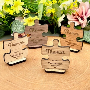 Configurações de lugar de casamento de madeira personalizadas, nomes de lugar em forma de quebra-cabeça em suporte, cartões de lugar personalizados de madeira rústica, decorações de mesa