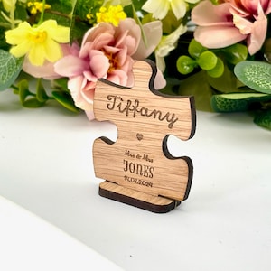 Piezas de rompecabezas de madera, nombres de mesas de boda, tarjetas de asientos con forma personalizada en el soporte, decoraciones de mesa rústicas
