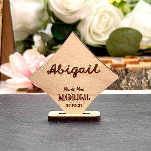 Nomes de locais de casamento com estrelas de madeira, lembrancinhas personalizadas cortadas a laser, linda decoração de mesa rústica de carvalho ou nogueira, plano de assentos para festas