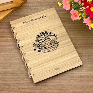 Gepersonaliseerde houten Valentijnsdagkaart cadeau in roze papier gesneden stijl met optionele zakknuffel