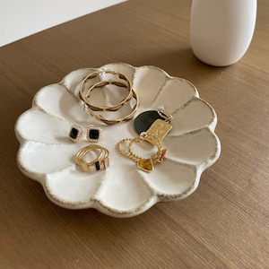 Piatto esclusivo in ceramica fatto a mano con motivo floreale Rinka / Collezione in porcellana Kaneko Kohyo - Prodotto in Giappone - Bianco/Avorio