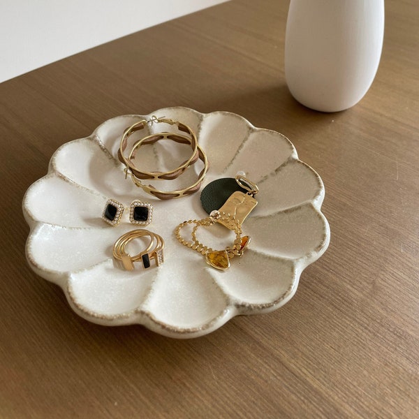 Assiette fleurie Rinka en céramique fabriquée à la main exclusive | Porcelaine Collection Kaneko Kohyo - Fabriquée au Japon - Blanc/Ivoire