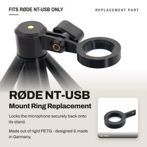 Könnte beinhalten: Ein schwarzer Ersatz-Montagering für ein Røde NT-USB Mikrofonstativ. Das Bauteil besteht aus einem kreisförmigen Ring mit einem Scharniermechanismus zur Befestigung des Mikrofons. Der Text auf dem Bild lautet FITS RØDE NT-USB ONLY und RØDE NT-USB.