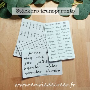 Peut inclure: Un ensemble d'autocollants transparents blancs avec du texte noir. Les autocollants comprennent les jours de la semaine, les numéros, les mois de l'année et des mots comme "Anniversaire", "Rappel", "Rtt", "Shopping", "Centre commercial", "Rendez-vous", "Payer", "Feu", "Coup de fil", "Important", "Congé", "Restaurant", "Projet", "A préparer", "Réservations", "Cinéma", et "Vacances".